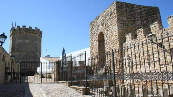 La Orden Militar de Calatrava construyó una torre imponente sobre lo que antes había sido una fortaleza andalusí antigua.