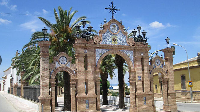 El regionalismo sevillano del XX está presente en la ermita con el triple arco de ladrillo y azulejo que la antecede.