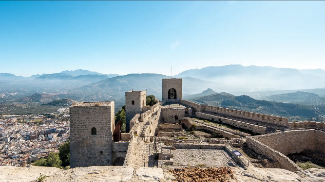 El Castillo de Santa Catalina, sobre el cerro del mismo nombre, es vigía de la ciudad de Jaén.