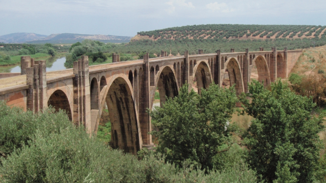 La Vía Verde del Guadalimar cuenta en su trazado con viaductos y túneles.