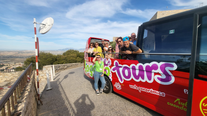 El bus turístico de Lagarto Tours en el Castillo de Santa Catalina.
