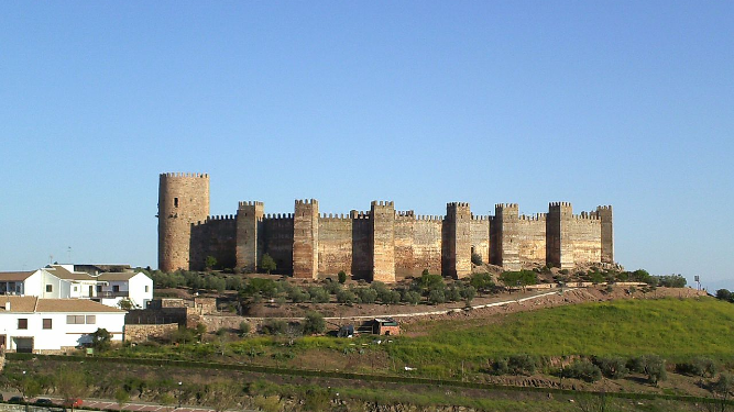 Panorámica de la fortaleza de Baños de la Encina.