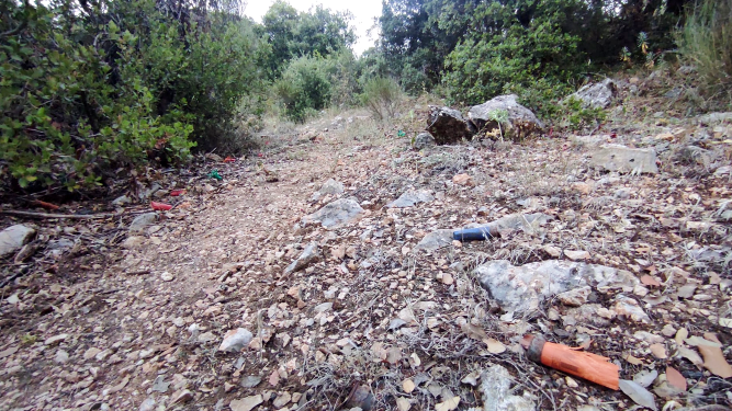 Restos de cartuchos de escopeta en un paraje de Sierra Mágina.