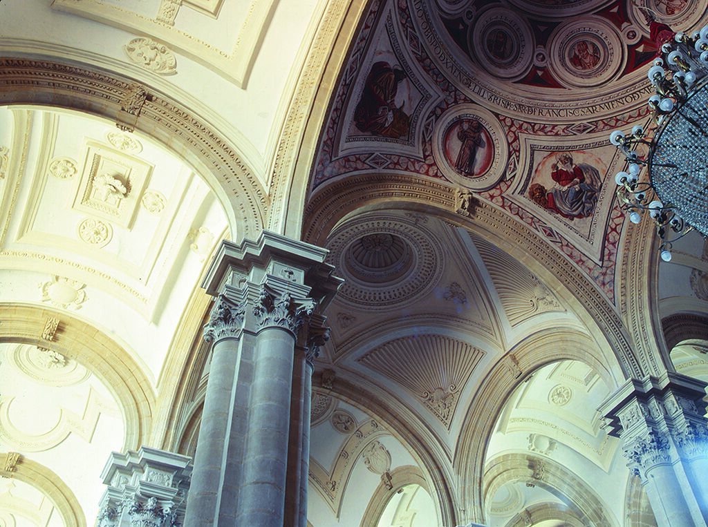 El espacio vandelviriano viene definido por el empleo de pilares cruciformes con medias columnas adosadas.