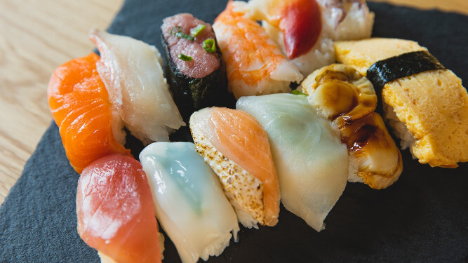 El sushi es uno de los platos principales de la cocina japonesa.