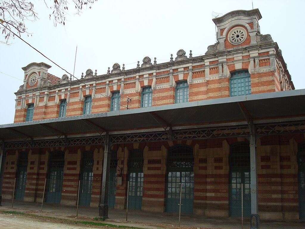 La compa&ntilde;&iacute;a MZA construy&oacute; en 1877 la l&iacute;nea Vadollano-Linares,2 un ramal ferroviario que enlazaba el centro de Linares y el complejo minero-industrial con la l&iacute;nea general de Andaluc&iacute;a.