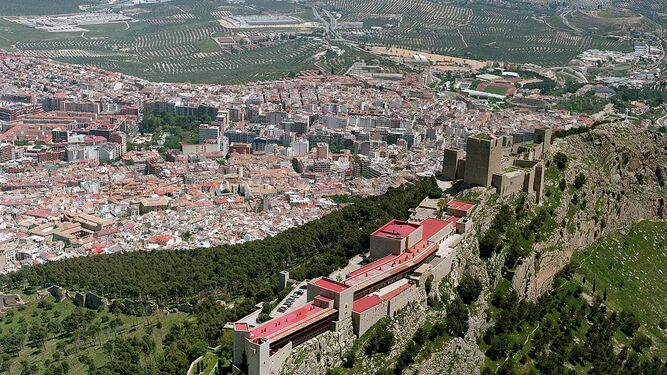 Panorámica aérea de Jaén desde el Parador y el Castillo de Santa Catalina.