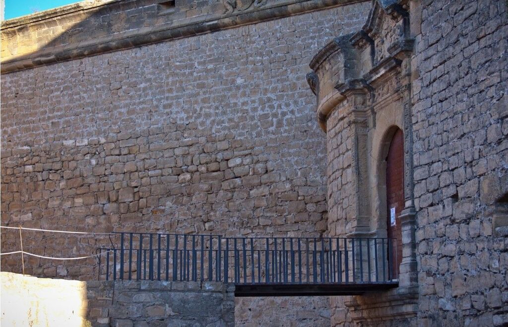 La fortaleza tiene una pasarela de acceso principal bajo la que hay un foso defensivo.