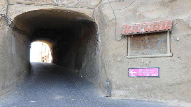 Entrada al túnel del Castillo de Chiclana, primera para de las cuatro rutas por El Condado.