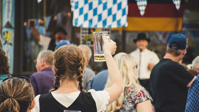 La cerveza y las actuaciones musicales van de la mano en el Oktoberfest.