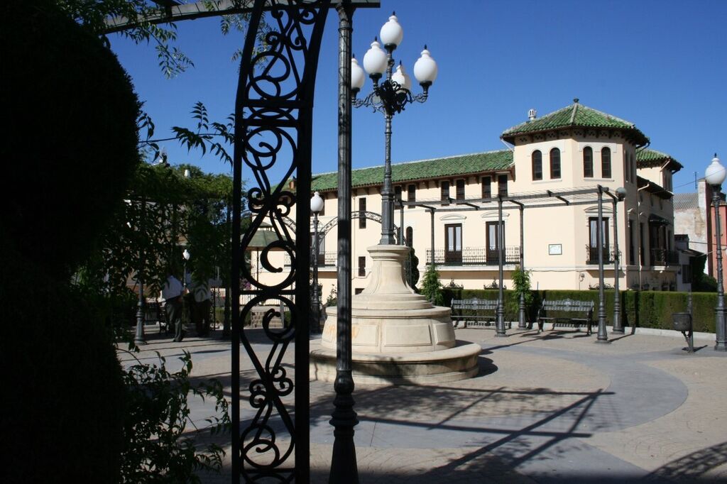 Plaza cerca del Ayuntamiento y las zonas patrimoniales del casco hist&oacute;rico de Martos.