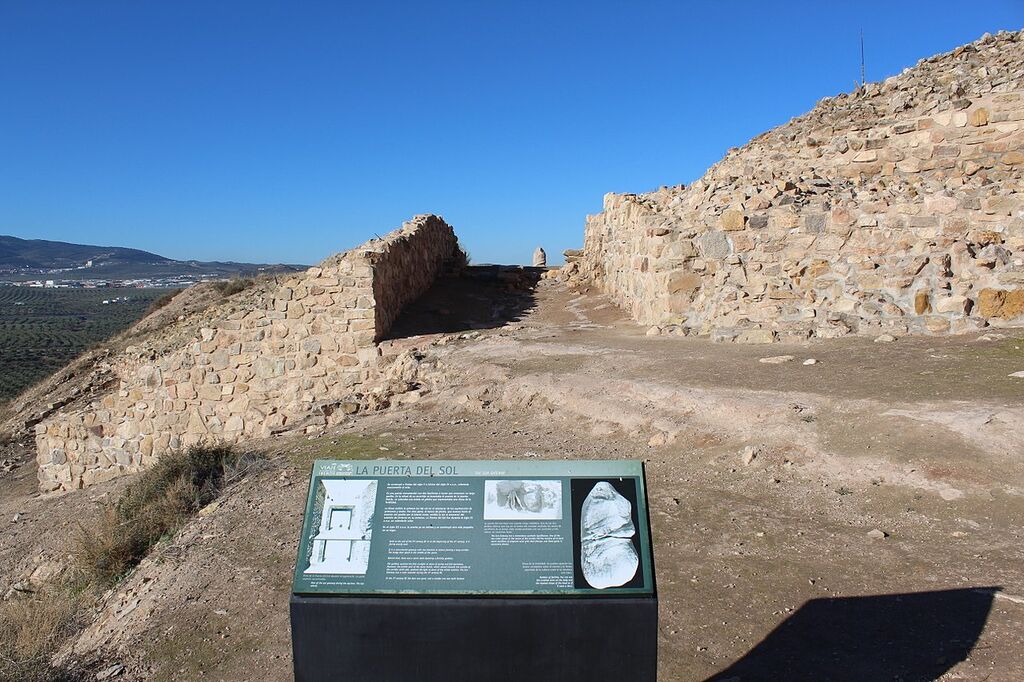 El visitante puede entrar a la ciudad caminando por donde en su d&iacute;a lo hicieron los antiguos pobladores del oppidum y atravesar la conocida Puerta del Sol.