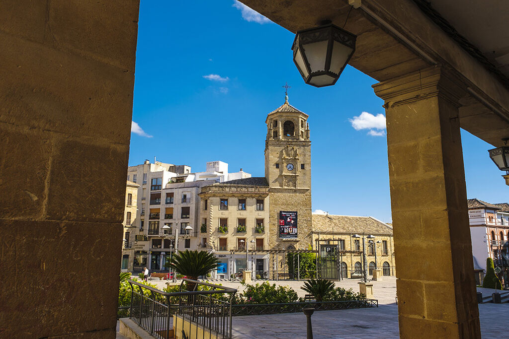 La Torre del Reloj de &Uacute;beda, ubicada en la c&eacute;ntrica Plaza de Andaluc&iacute;a.