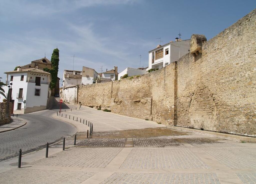 La muralla de &Uacute;beda es una cerca militar del siglo x que rodea el casco antiguo y est&aacute; declarada BIC.