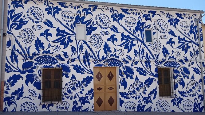 Fachada que imita las filigranas y el color de los azulejos andaluces en Aldeahermosa.