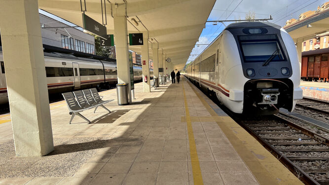 Andén de la estación de tren de Jaén.