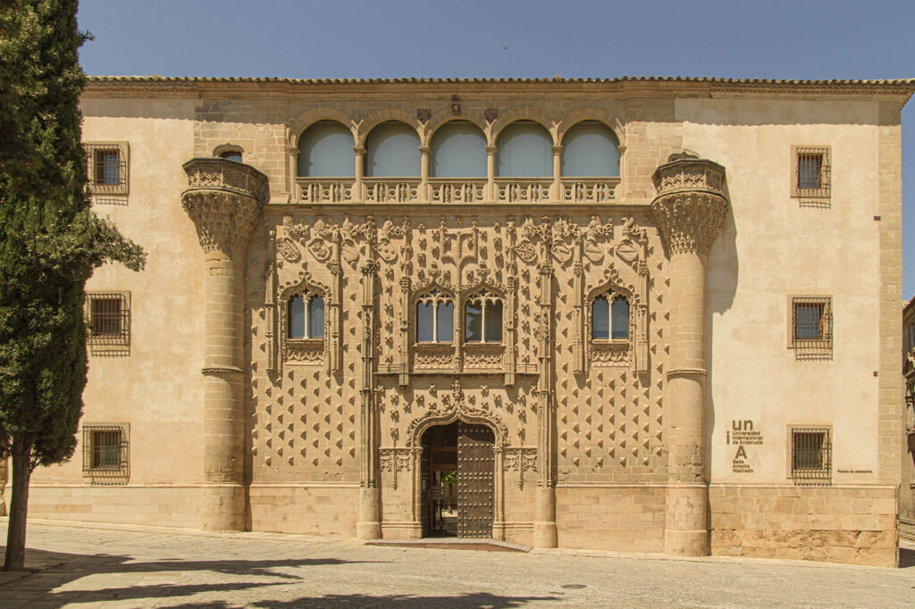 El Palacio de Jabalquinto es actualmente la Sede Antonio Machado de la Universidad Internacional de Andaluc&iacute;a (UNIA).