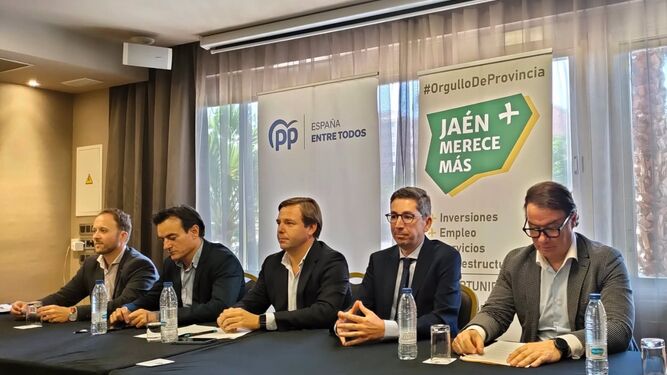 Responsables de Jaén Merece Más y del PP jiennense y andaluz en la firma del 'Acuerdo por Jaén'.
