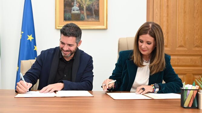 Firma del acuerdo entre el Ayuntamiento de Linares y Santa Motors.