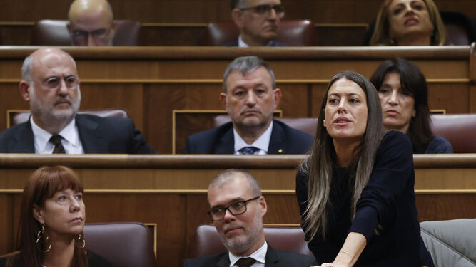 La portavoz de Junts, Miriam Nogueras, vota la investidura de Pedro Sánchez.