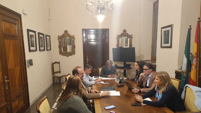 Reunión entre responsables del Ayuntamiento de Jaén y la UJA.