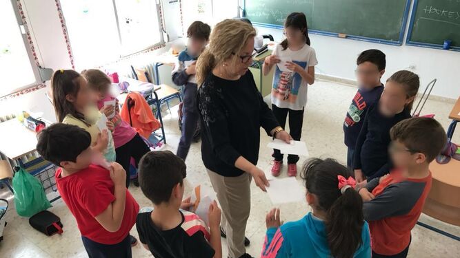 Angeles María Villar, profesora jubilada con sus alumnos.