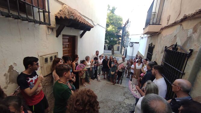 Grupo de visitantes en la antigua casa del ilustre judío nacido en Jaén Ibn Saprut.