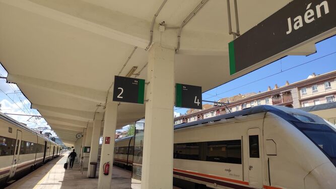 Medio centenar de pasajeros se quedan en tierra en la estación de Jaén debido a un nuevo incidente