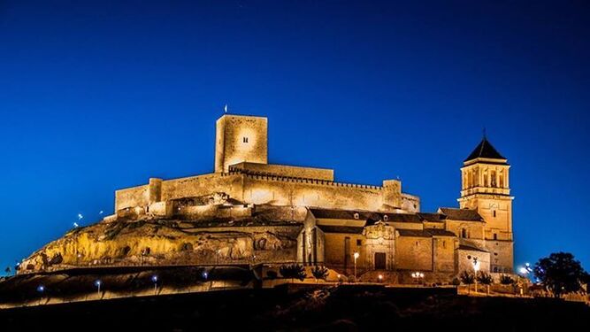 La fortaleza vigía de la Sierra Sur de Jaén te espera para una noche muy especial.