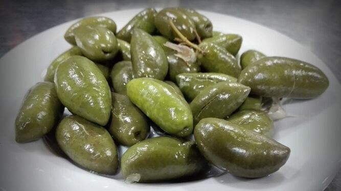 Estas aceitunas, que no "olivas", tienen una forma alargada muy característica.