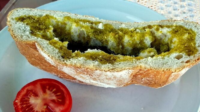 Para hacer un típico "hoyo" solo necesitas sacar la miga del pan y llenarla de aceite de oliva virgen extra.