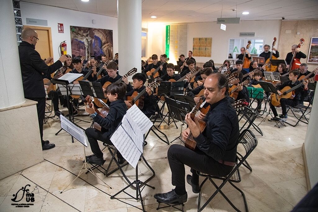 La Orquesta de Guitarras y Contrabajos 'Mar&iacute;a de Molina' del  Conservatorio de &Uacute;beda actu&oacute; en el hall del Hospital de &Uacute;beda.