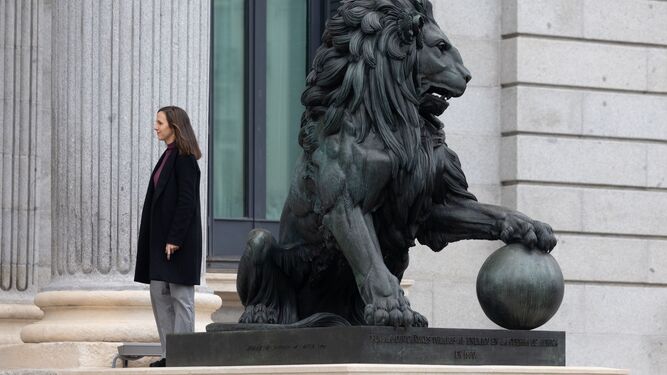 Ione Belarra, secretaria general de Podemos, posa junto a uno de los leones del Congreso, tras anunciar la ruptura con Sumar.