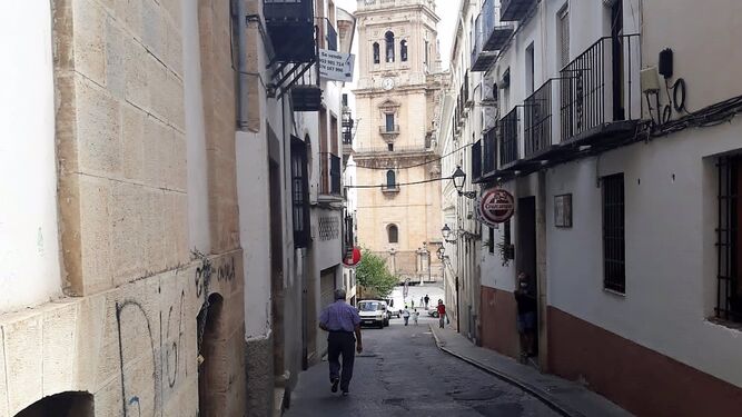 Edificios en Jaén capital con la Catedral de fondo.
