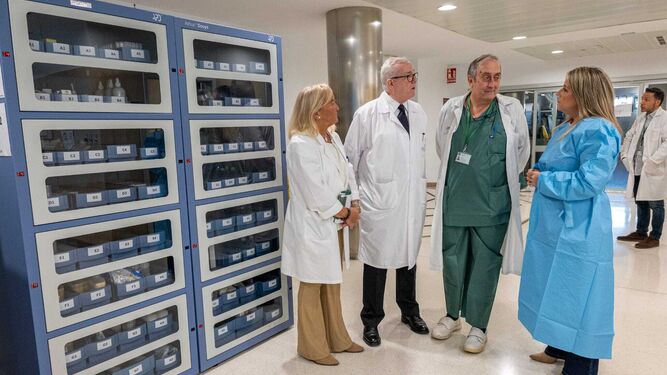 El Hospital de Jaén pone en marcha cinco sistemas automáticos para dispensar medicamentos que agilizan su gestión.