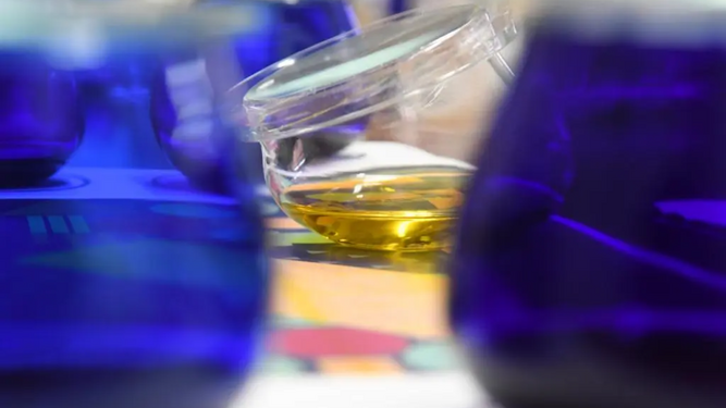 Habitualmente se utilizan vasos de color azul para que el color del aceite no determine el juicio de su calidad.