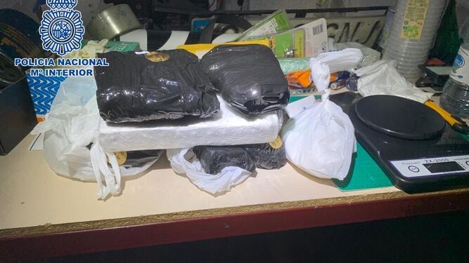 Droga y material incautado por la Policía Nacional y la Guardia Civil.