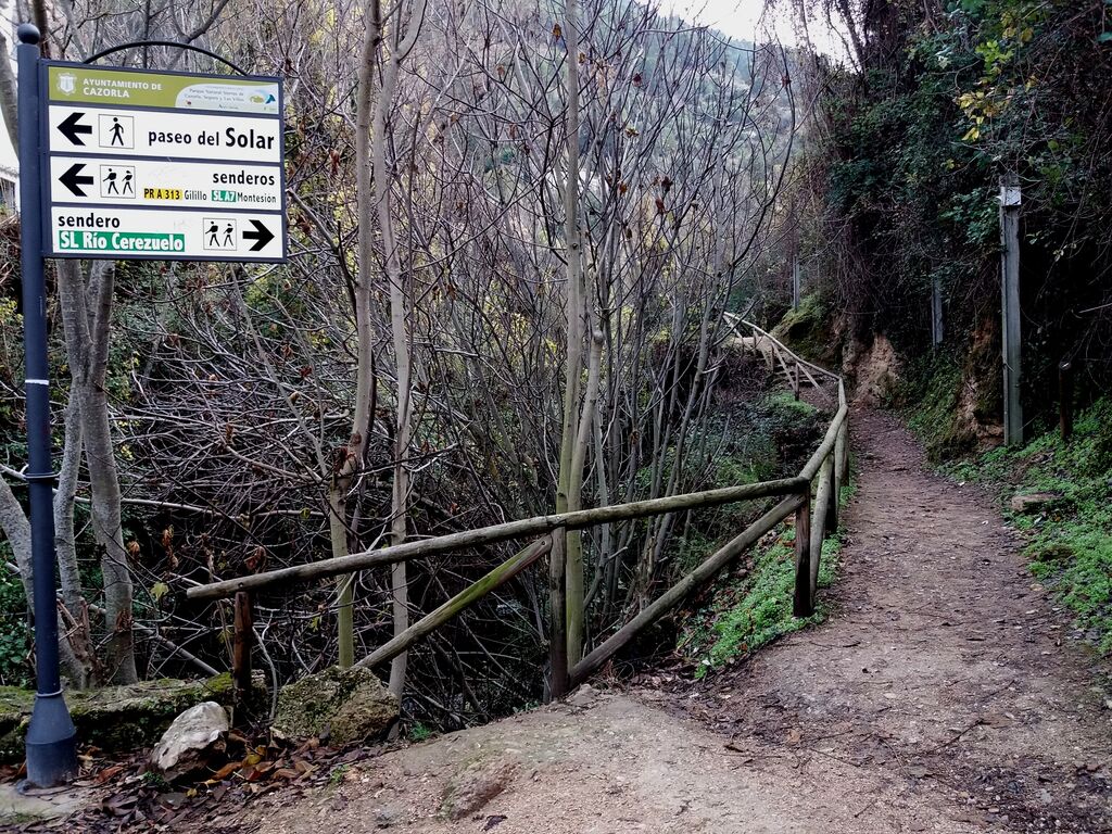 Desde el casco urbano de Cazorla puedes acceder a este sendero id&iacute;lico del r&iacute;o Cerezuelo, una ruta circular de dificultad media.