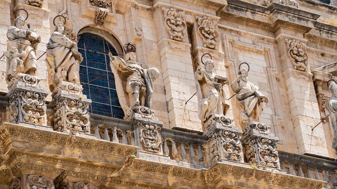 Fachada de la Catedral de Jaén con diversas esculturas bíblicas.