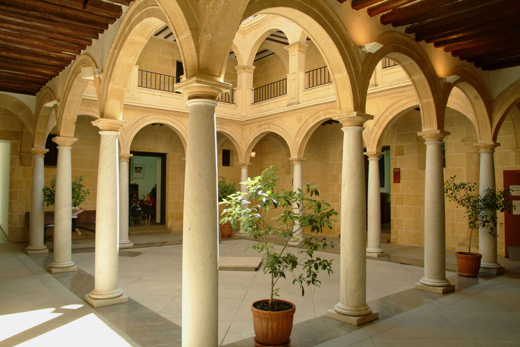 El Palacio Abacial tiene un austero estilo barroco, con algunas aportaciones neocl&aacute;sicas.
