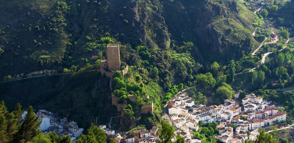 Vista a&eacute;rea del Castillo de la Yedra, una fortaleza bereber-castellana situada sobre el cerro de Salvatierra.