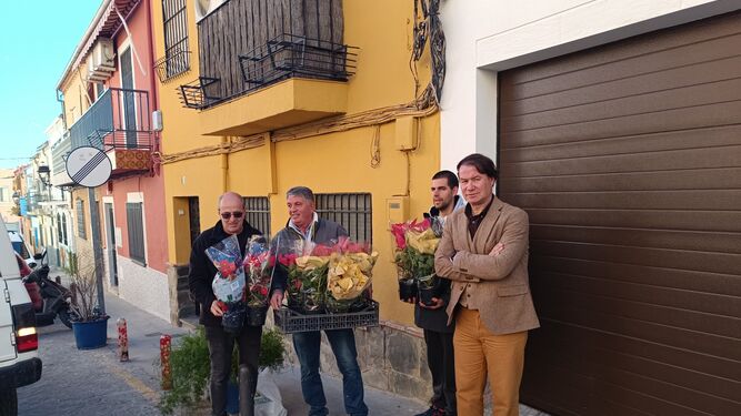 Manuel Carlos Vallejo en su visita a vecinos del Almendral.