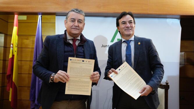 Firma del consejero de la Presidencia, Antonio Sanz, y el alcalde de Jaén, Agustín González.