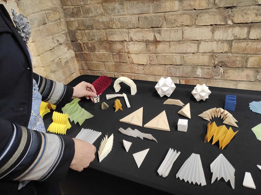Muestras de origamis del autor con las que introdujo el taller de este jueves.