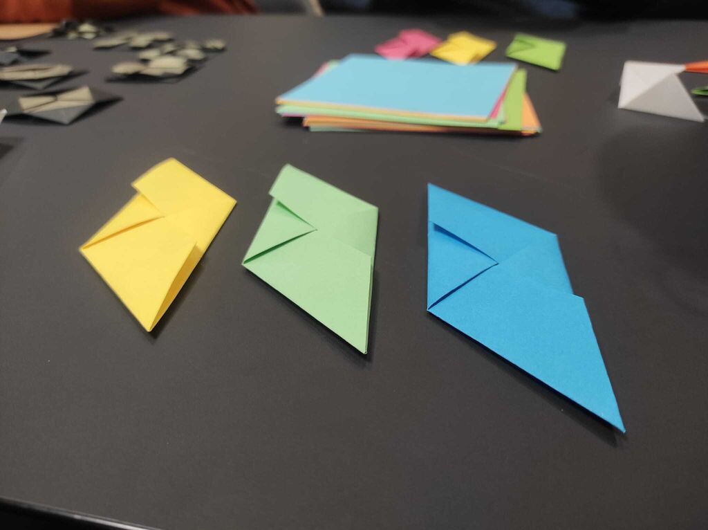 Con solo tres copias de la misma forma se puede crear una figura de origami.