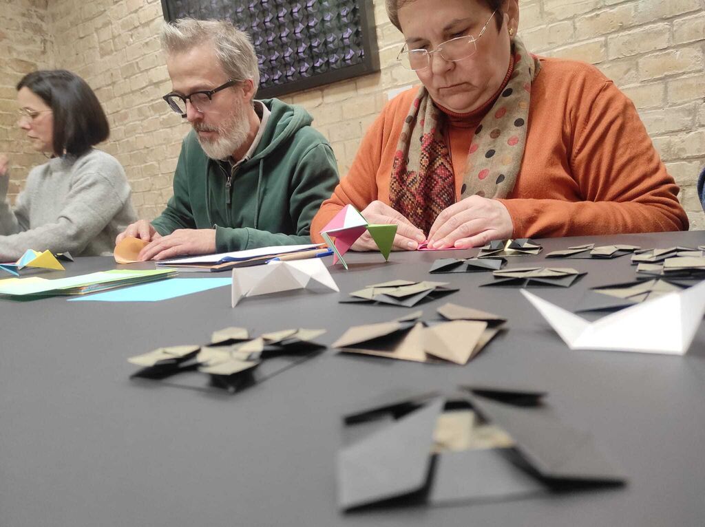 El artista JuanOto imparti&oacute; un taller de origami esta semana con gran &eacute;xito de p&uacute;blico