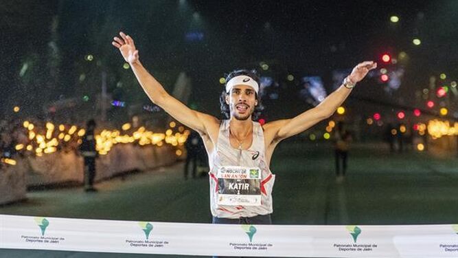 El atleta español Mohamed Katir llega el primero a la línea de meta de la cuadragésimo primera carrera de la noche de San Antón este sábado en Jaén.