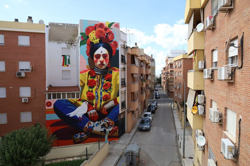 Un gui&ntilde;o a la multiculturalidad en este mural de Dan Ferrer en la calle Raphael que se llama 'La Sole&aacute;'.
