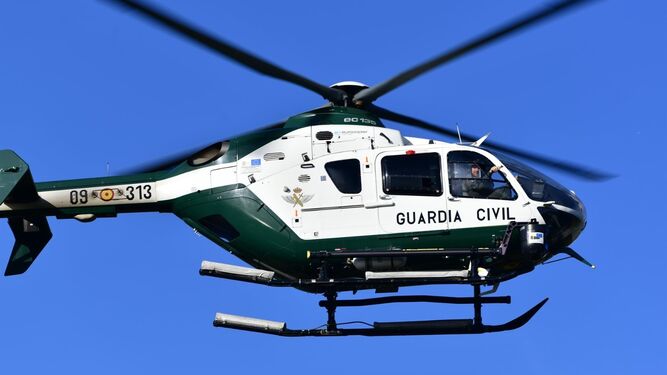 Un helicóptero de la Guardia Civil participa en la detención de la banda.