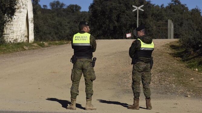 Militares acordonan la zona en la que se encontraron los cuerpos de los soldados fallecidos en Cerro Muriano.
